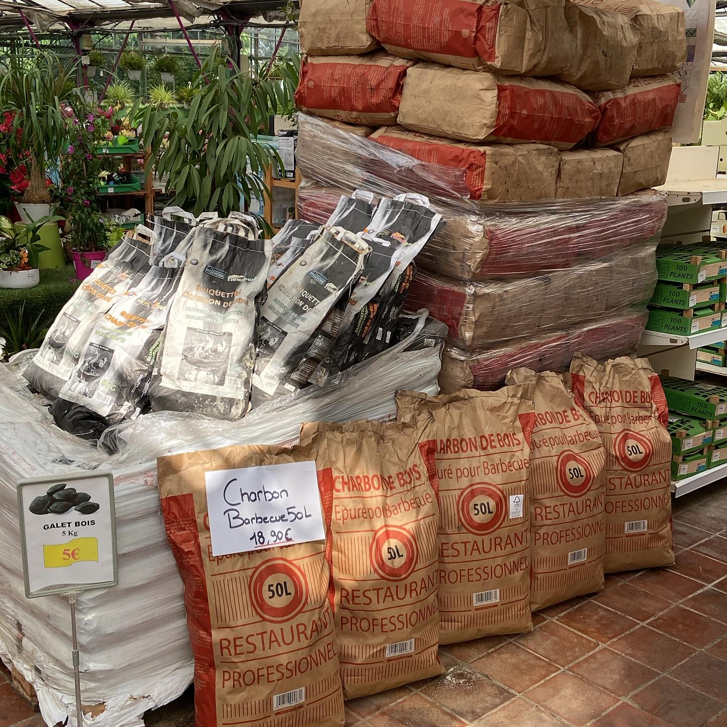 Le charbon bois qualité professionnelle fait son grand retour à la jardinerie suite à vos nombreuses demandes 

#charbonbois #barbecue #grillades #jardineriedeletang #berreletang